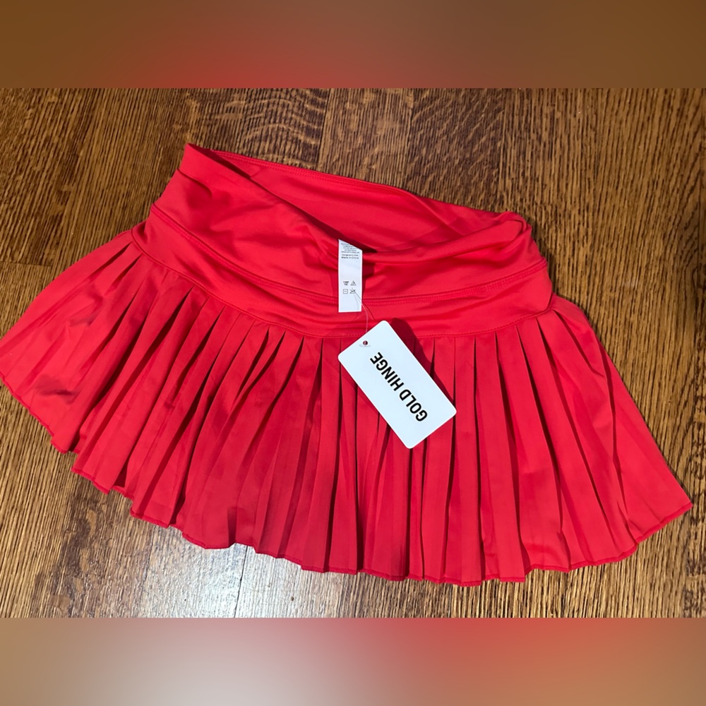 Gold hinge red pleated skirt